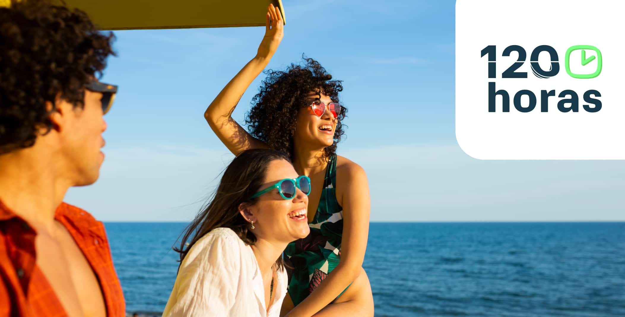 Un grupo de amigos disfrutando de un día en la playa, del lado derecho el logo de 120 horas Banamex.