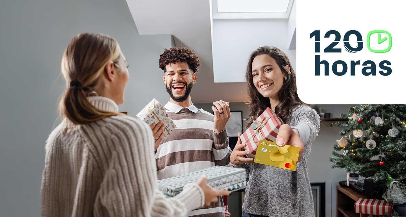 Dos mujeres vestidas con gabardinas, paseando por la calle, sonriendo y sosteniendo bolsas de compras.