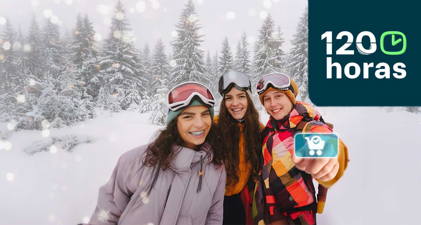 Dos mujeres sonrientes cargando bolsas, disfrutando de una tarde de compras.