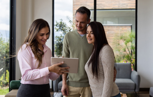 Pareja adquiriendo un hogar.