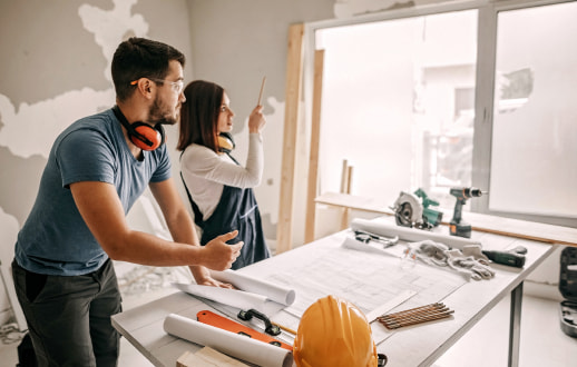 Mujer subiendo escaleras con mudanza.